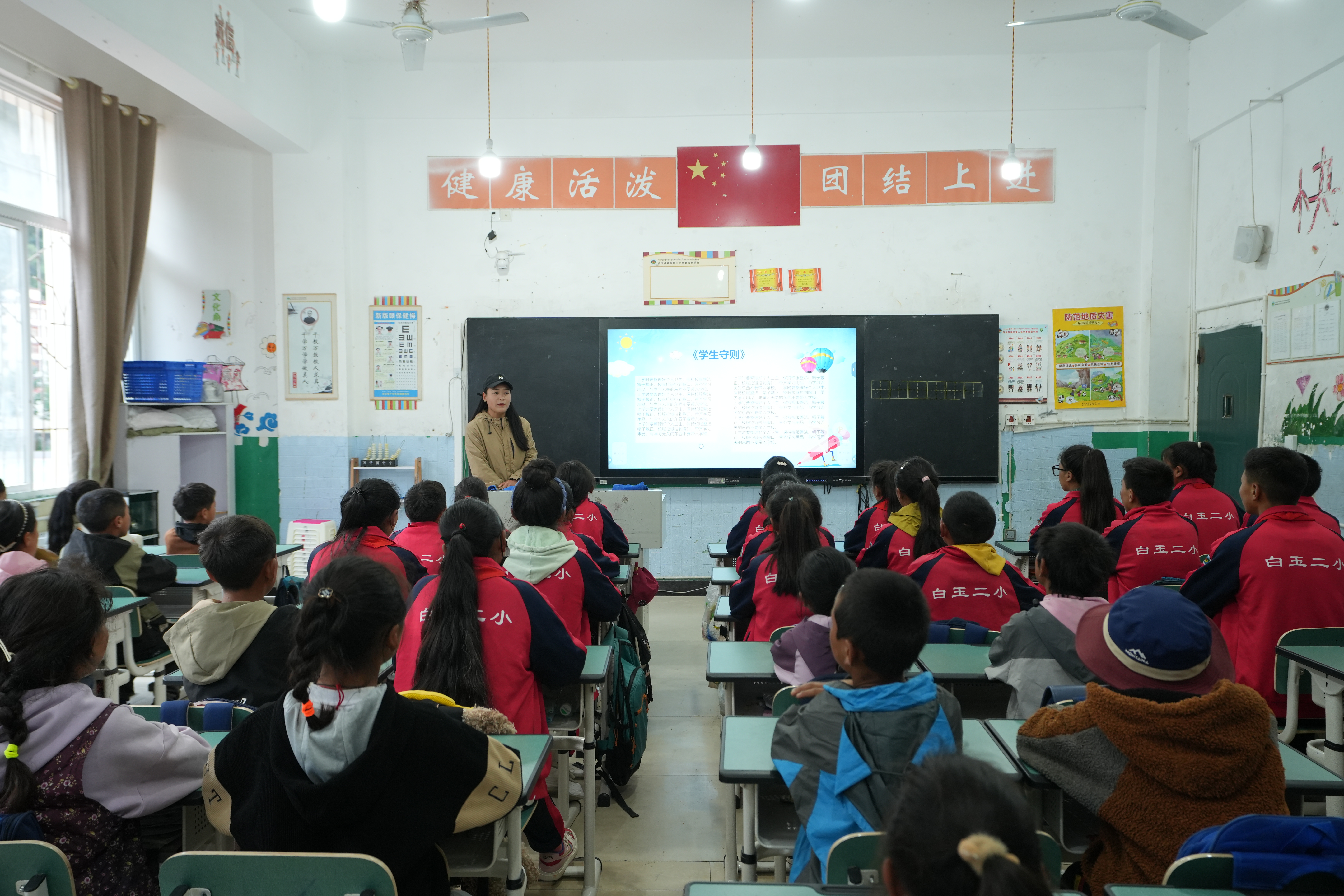 捐建白玉縣電教室，改善基礎教學條件